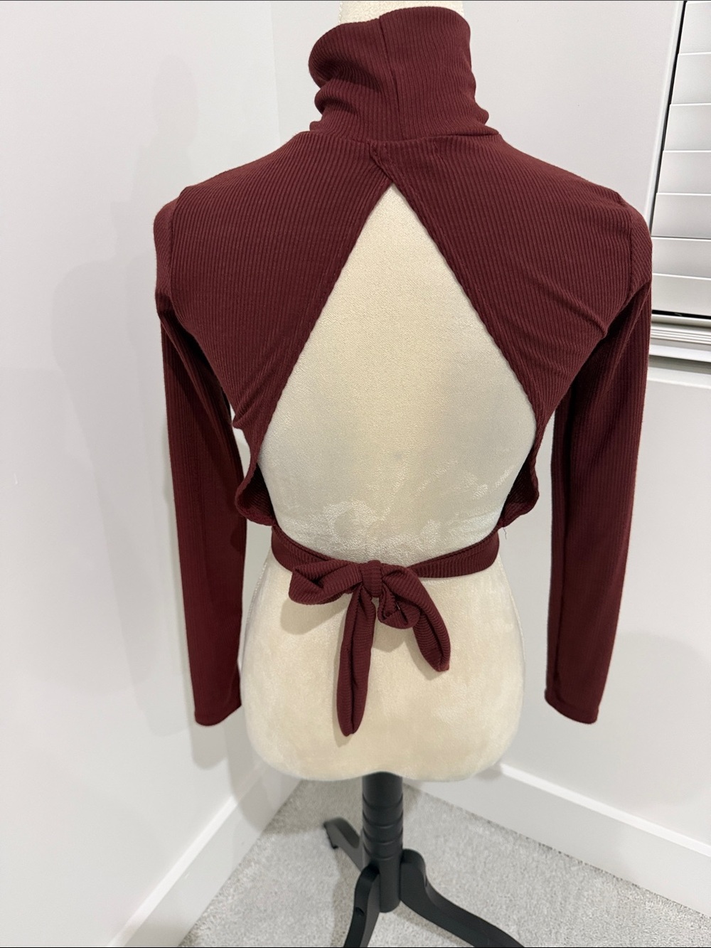 PrettyLittleThing Ribbed Burgundy Turtleneck Crop Top - Picture 2 of 3
